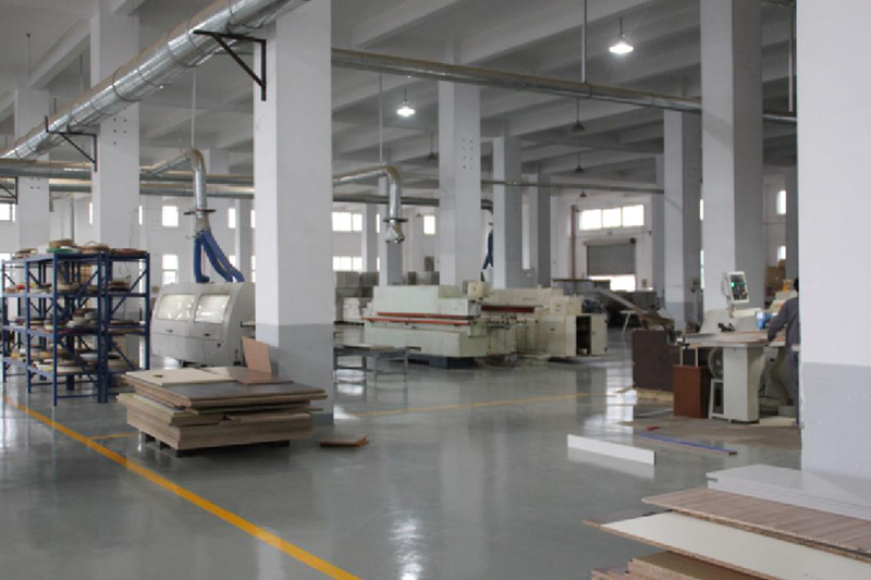 上海辦公家具廠卓越的現(xiàn)代化管理制度，認(rèn)真負(fù)責(zé)的福冠辦公家具全體員工，規(guī)范化流水作業(yè)，保障您的產(chǎn)品質(zhì)量。